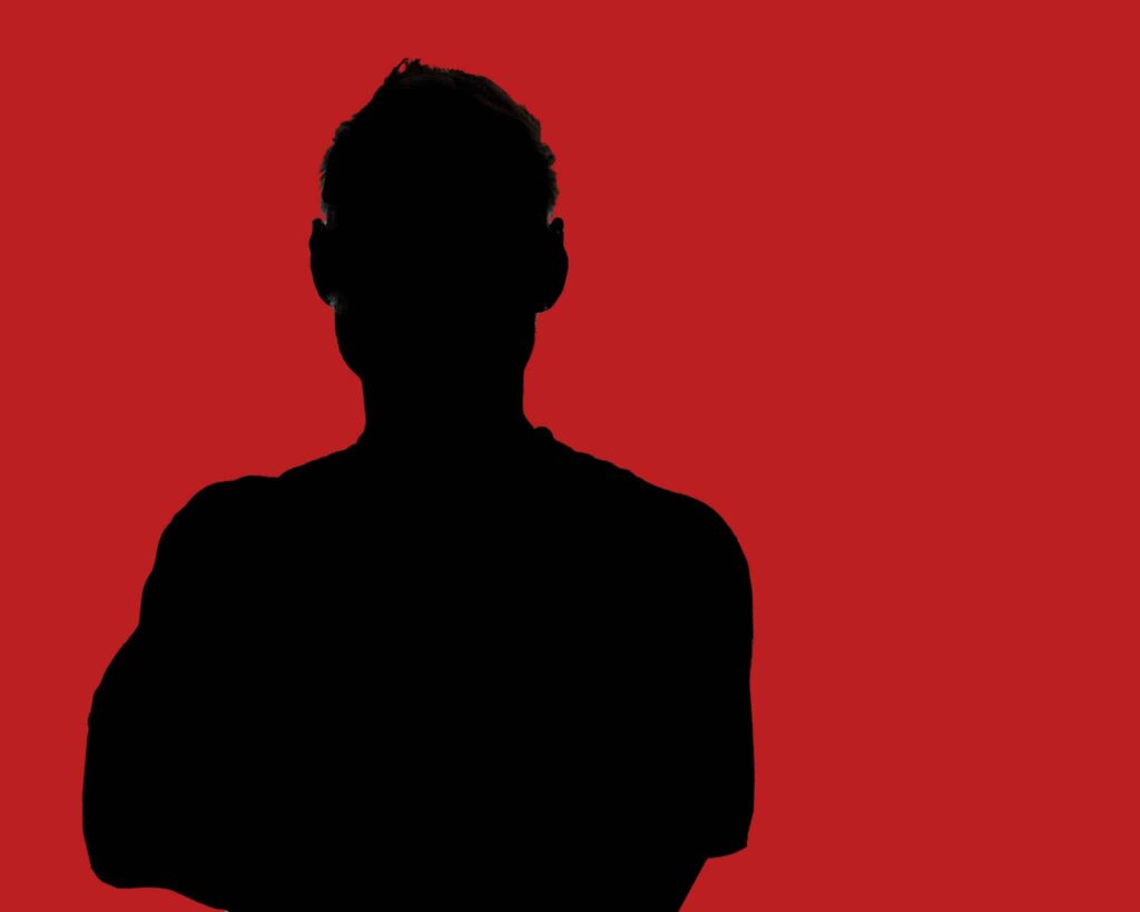Schwarze Silhouette eines Mannes auf rotem Hintergrund