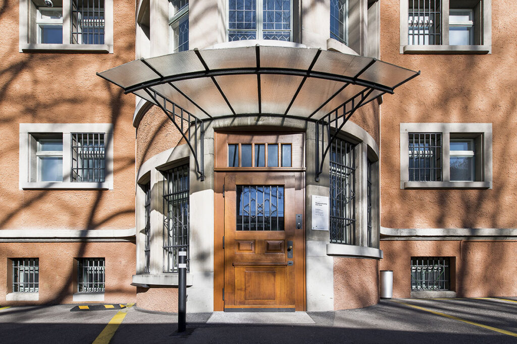 Holzeingangstür mit Glasvordach