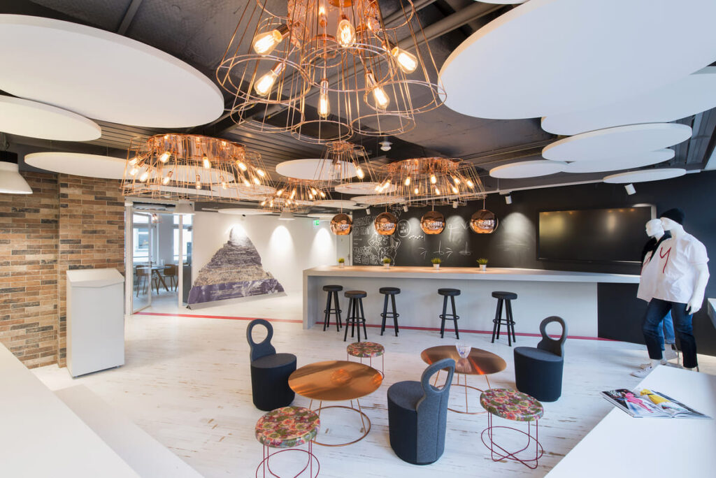 Lounge mit Bar, Sitzbereich und Besprechungsraum im H&M Büro