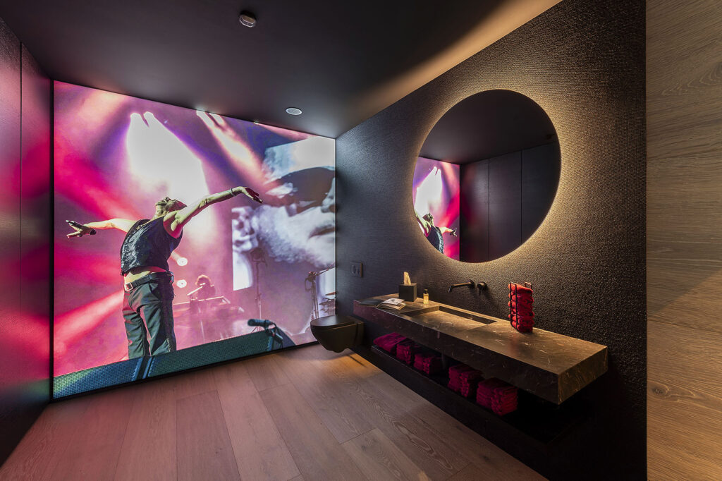 Modernes Badezimmer mit massgefertigtem, stilvollen Waschtisch und Rückwand – umgesetzt von der Schreinerei R. Brunner AG Zürich