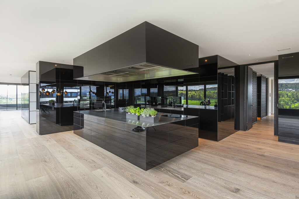 Moderne, massgefertigte Küche in edlen Materialien in Schwarz – hochwertige Schreinerarbeit, realisiert von der Schreinerei R. Brunner AG Zürich