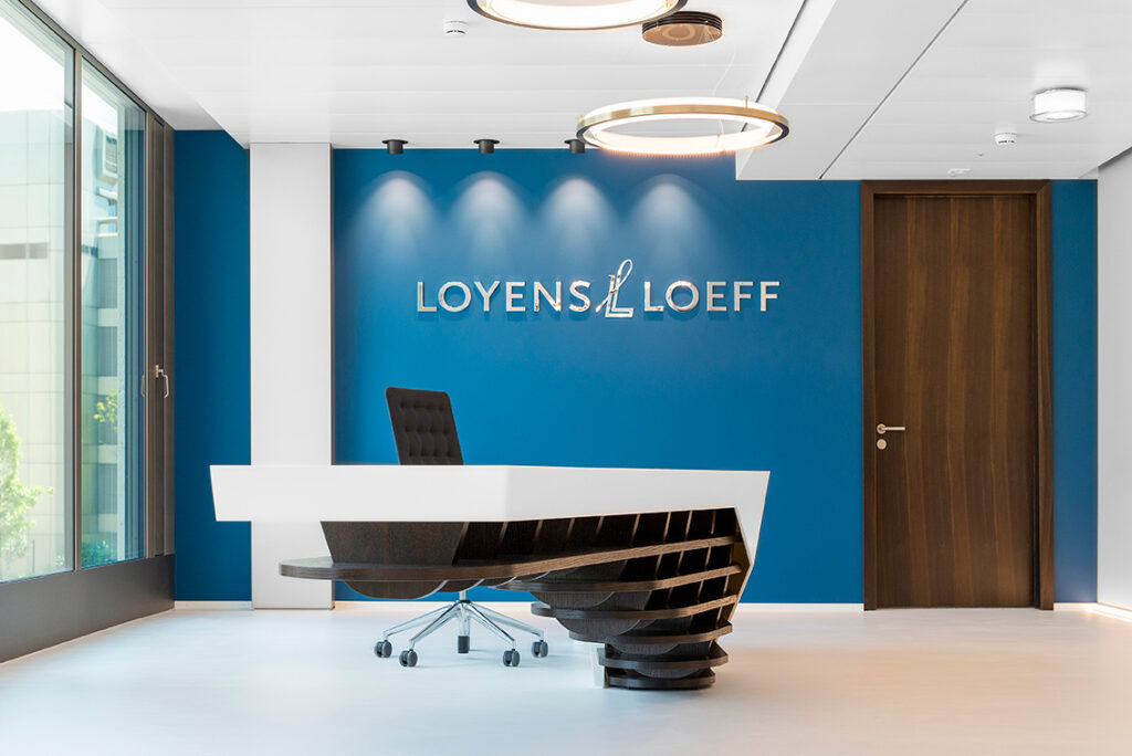 Massgefertigter Empfangstisch in einzigartigem Design für Loyens & Loeff Schweiz in Zürich – realisiert von der Schreinerei R. Brunner AG