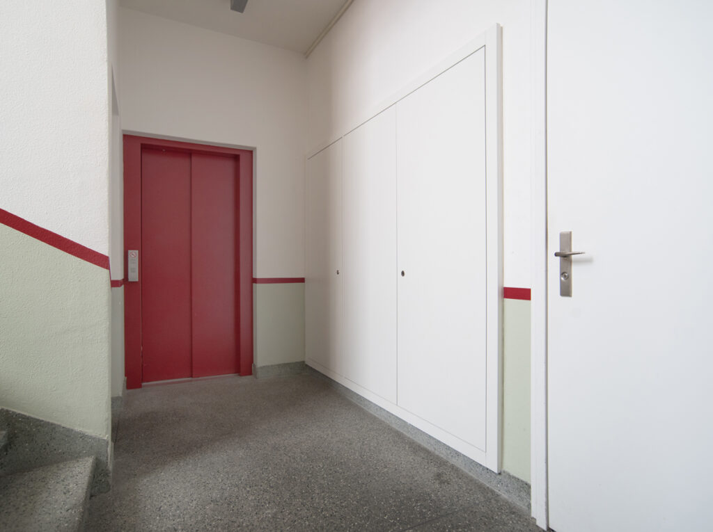 Elektrofront Brandschutz EI30-RF1 im Treppenhaus, angepasst ans Farbkonzept, Schreinerei R. Brunner AG Zürich