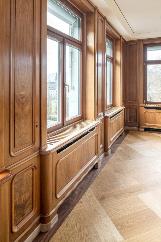 Detailansicht Täferzimmer im Amtshaus Walche mit Nussbaumtäfer und Fensterfront