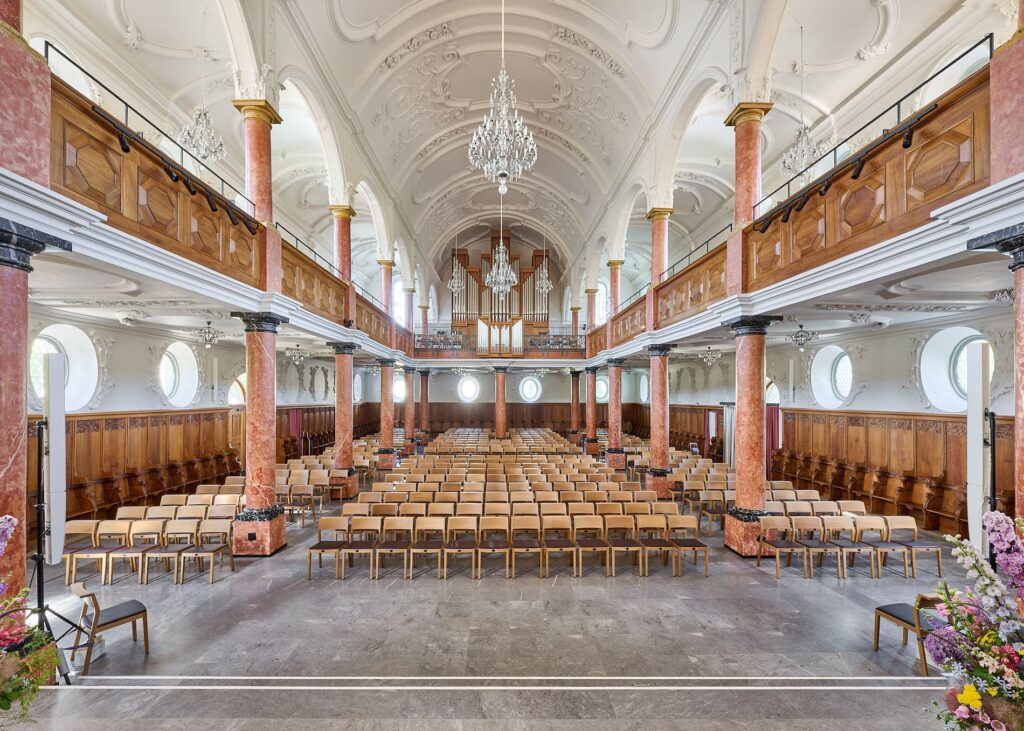 Innenraum der Kirche St. Peter Zürich mit Emporen und Kirchenbestuhlung