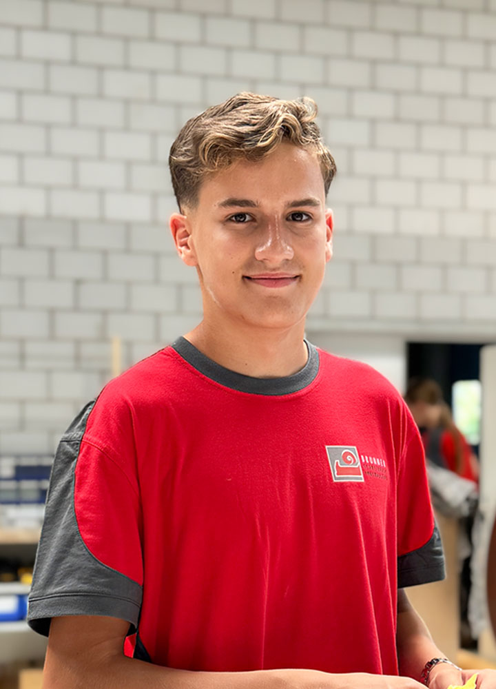 Nuro Bucher, Lernender Schreiner EFZ bei der Schreinerei R. Brunner AG, Dällikon und Zürich