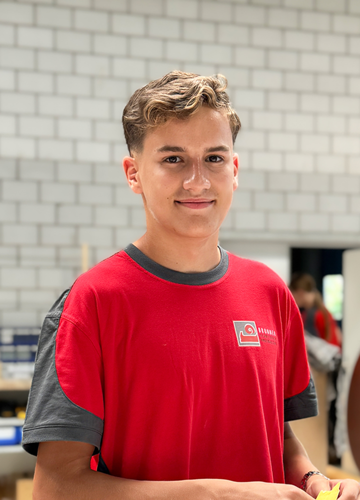Nuro Bucher, Lernender Schreiner EFZ bei der Schreinerei R. Brunner AG, Dällikon und Zürich