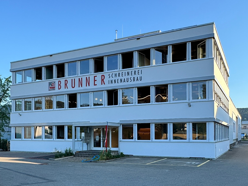 Das Firmengebäude der Schreinerei R. Brunner AG in Dällikon
